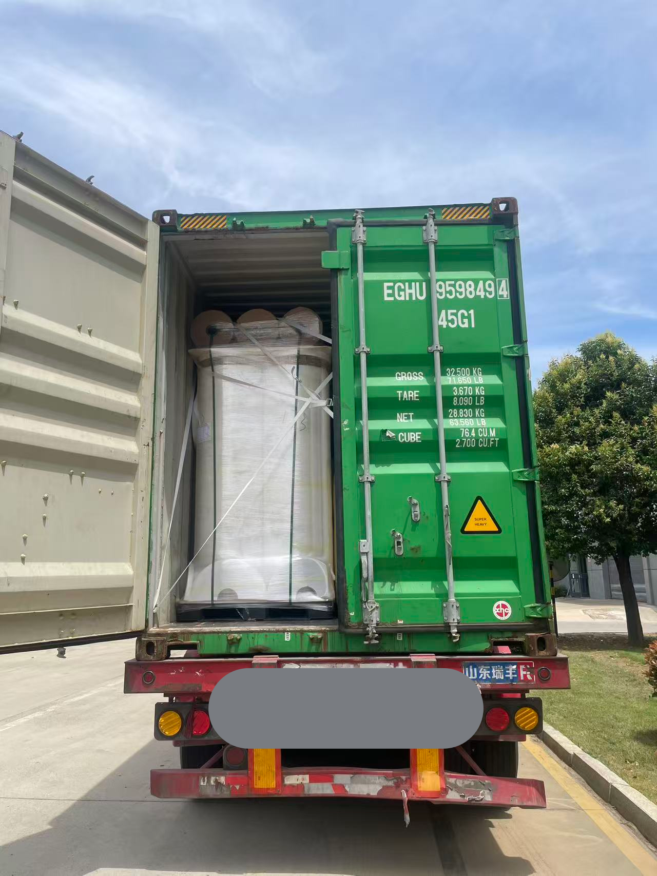 worker-3 Safe and organized loading to prevent any damage during transportation.